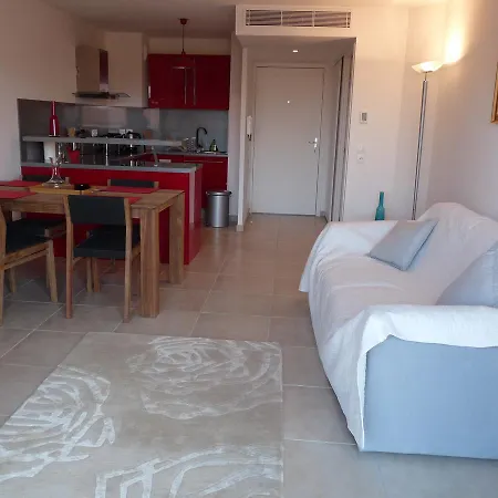 Appartement One Bedroom In Very Close To The Palais With A Private Balcony And Aircon 961