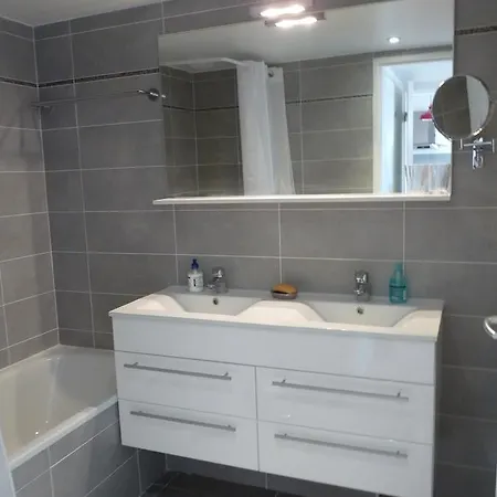 Appartement One Bedroom In Very Close To The Palais With A Private Balcony And Aircon 961