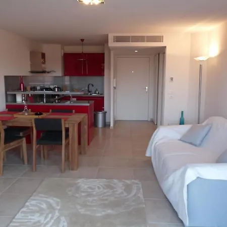 One Bedroom In Very Close To The Palais With A Private Balcony And Aircon 961 Апартаменты *