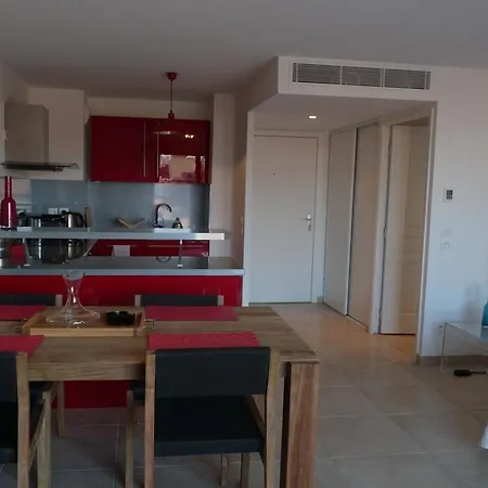 One Bedroom In Very Close To The Palais With A Private Balcony And Aircon 961 * Канны