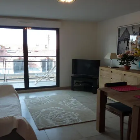 One Bedroom In Very Close To The Palais With A Private Balcony And Aircon 961 Апартаменты Канны