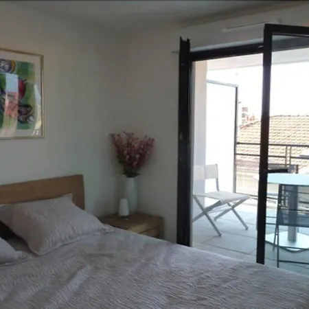 One Bedroom In Very Close To The Palais With A Private Balcony And Aircon 961 Апартаменты