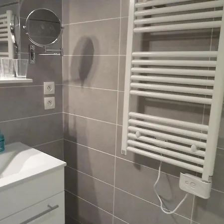 Апартаменты One Bedroom In Very Close To The Palais With A Private Balcony And Aircon 961