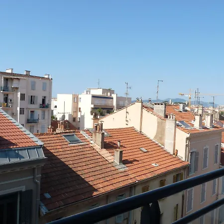 One Bedroom In Very Close To The Palais With A Private Balcony And Aircon 961 Апартаменты