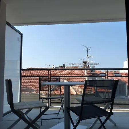 One Bedroom In Very Close To The Palais With A Private Balcony And Aircon 961 Апартаменты *