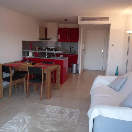 Апартаменты One Bedroom In Very Close To The Palais With A Private Balcony And Aircon 961