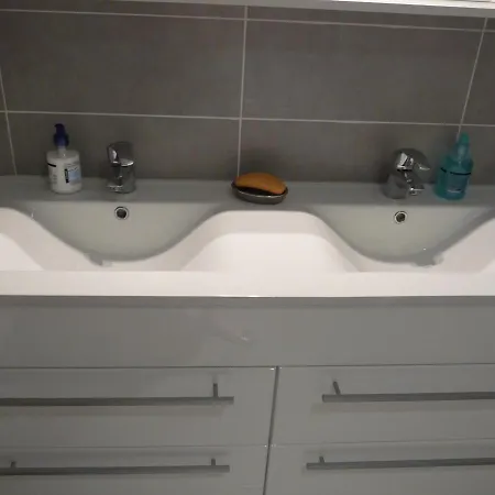One Bedroom In Very Close To The Palais With A Private Balcony And Aircon 961