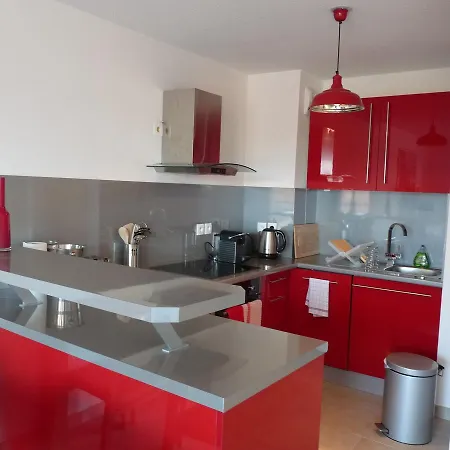 Апартаменты One Bedroom In Very Close To The Palais With A Private Balcony And Aircon 961